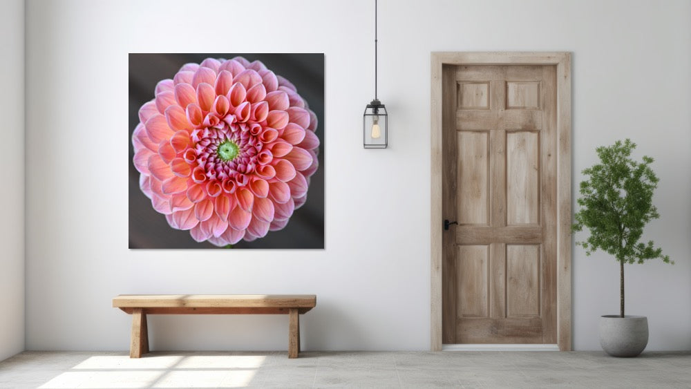Das Bild 'perfect nature' ist in einem stilvollen Eingangsbereich mit neutralen Wänden und einer gemütlichen Einrichtung platziert. Die ausdrucksstarke Marktofotografie mit seinen rosafarbenen Tönen und symmetrischen Blütenblättern wird von einer warmen Beleuchtung hervorgehoben, während es eine beruhigende und inspirierende Atmosphäre im Raum schafft.